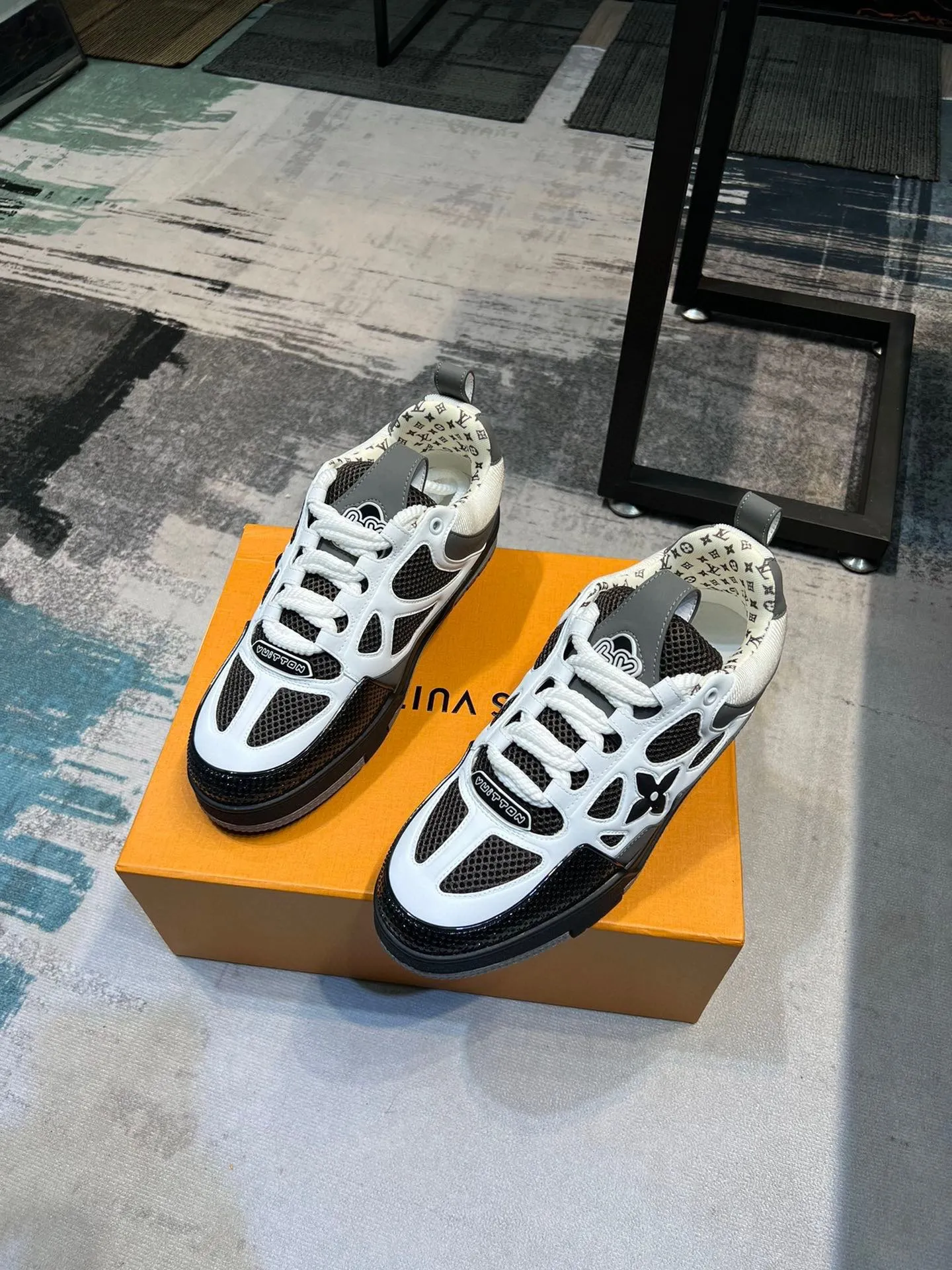 Men's men's shoes💰800 LV top version new style purchasing quality LV~Louis Vuitton LV TRAINER's best-looking sneakers, donkey brand strongly promotes new products, official website limited edition retro basketball sneakers! Both high-top and low-top models spent money to purchase 1:1 accurate reproductions of the originals. The details are invincible and full of sincerity. The imported custom-made original cowhide leather is the same as the original package. The details are 100% restored. The private model customizes the original one-piece TPU outsole. It is different from other brands. Without the original version, this effect cannot be achieved!                Men's and women's models 35-40 39-45 (46 is custom-made and cannot be returned or exchanged)